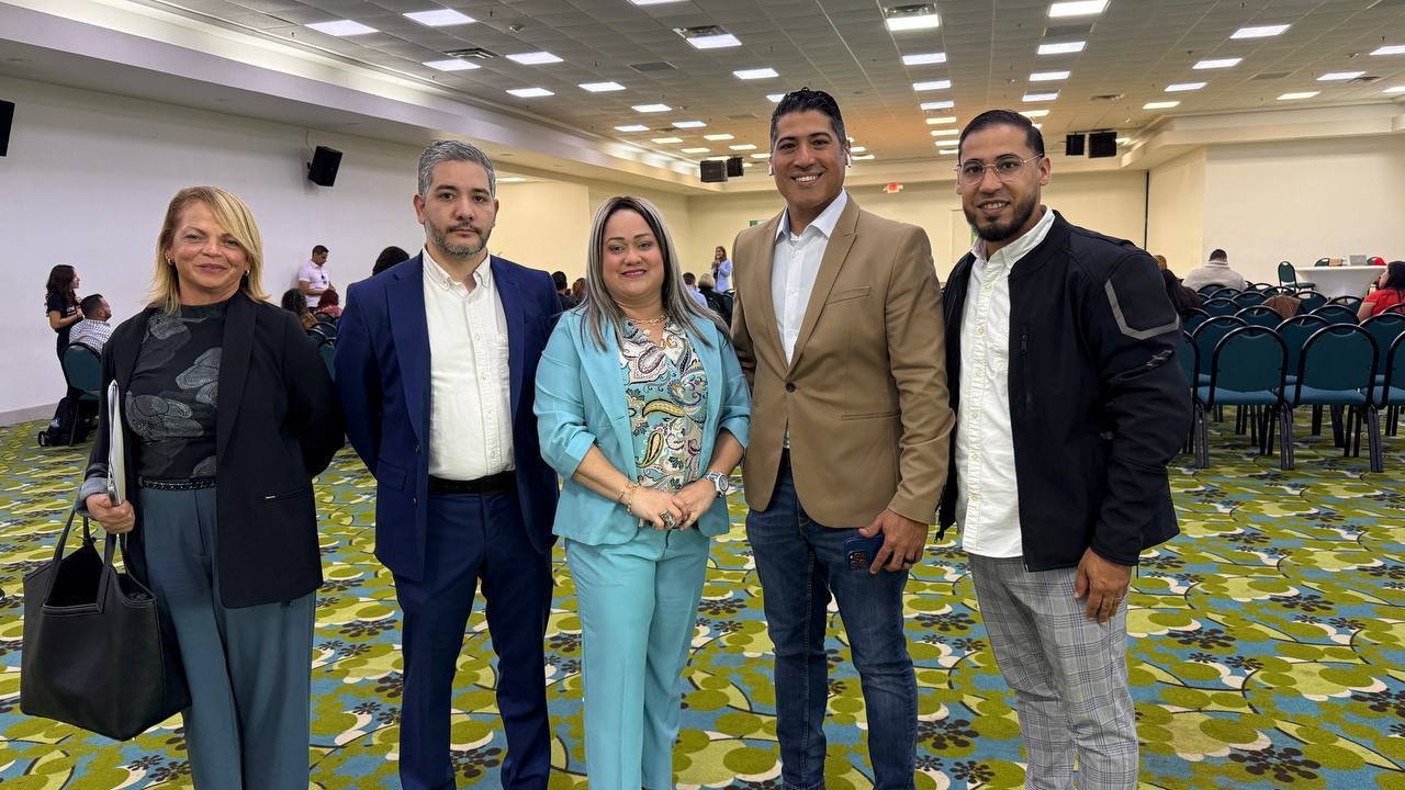 Ciary Pérez Peña posing with four people at the Revitalization Resources Summit.