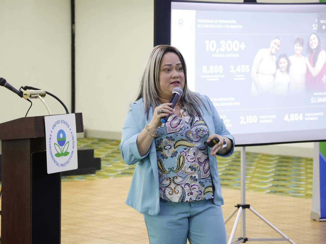 Ciary Pérez Peña hablando en la presentación