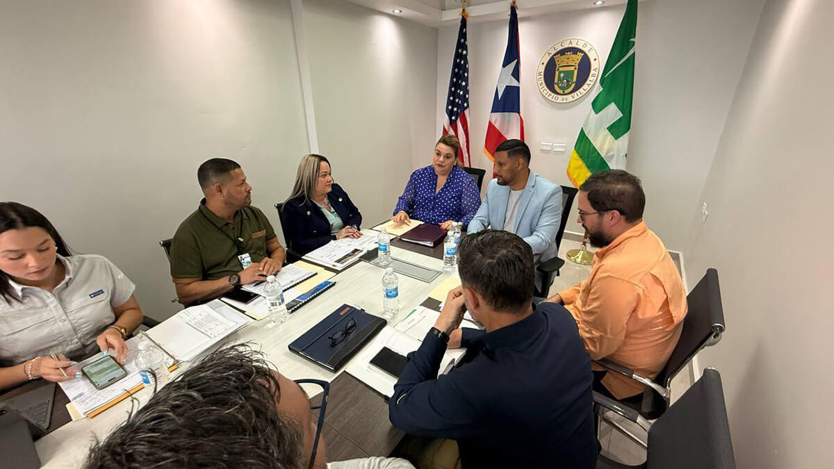 Jenniffer González Colón y Ciary Pérez Peña reunidas con otros jefes de agencia.