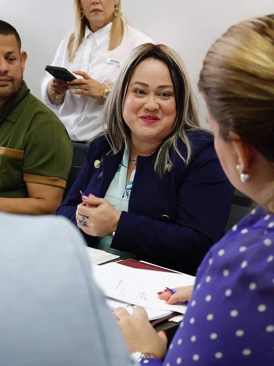 Foto frontal de Ciary Pérez Peña hablando con la Gobernadora Jenniffer González Colón.