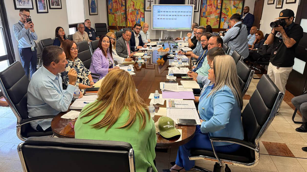 Ciary Pérez Peña y la gobernadora Jenniffer González Colón reunidas con jefes de agencias del gobierno central.