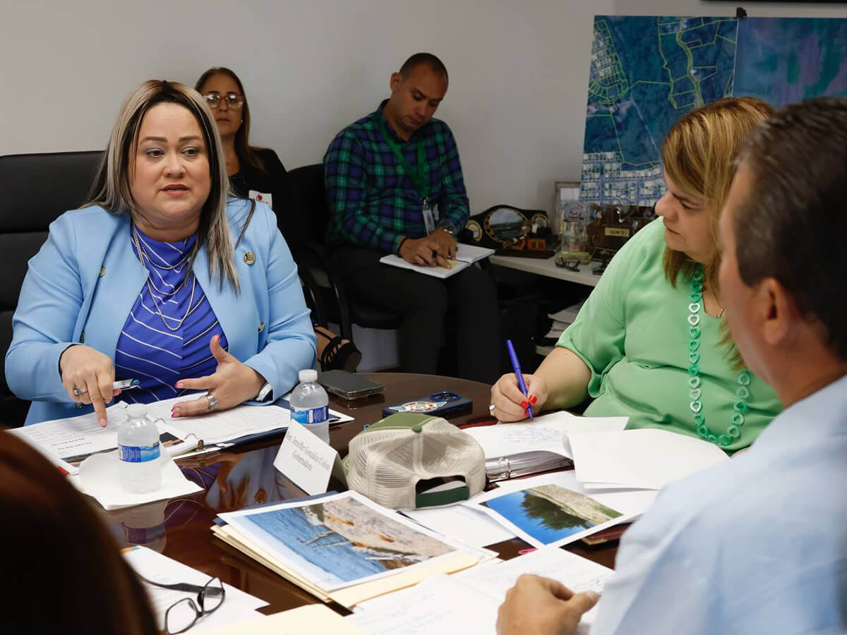 Jenniffer González Colón y otra persona prestan atencion a Ciary Pérez Peña.