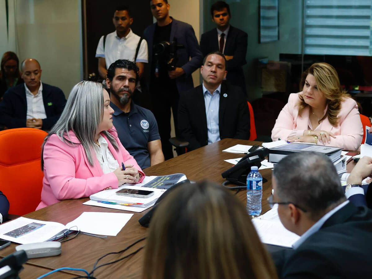 La gobernadora Jennifer González Colón reunida con los jefes de agencias estatales y directivos de FEMA, del Servicio Nacional de Meteorología de Estados Unidos en Puerto Rico y otros componentes federales en la Isla.