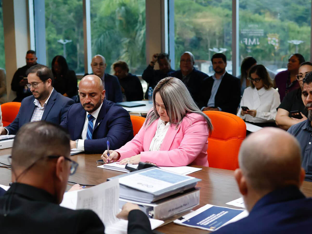 Ciary Pérez Peña escribiendo en documento.