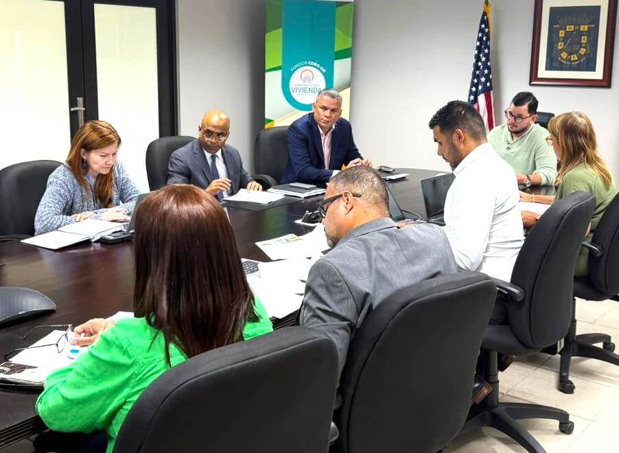 Omar Figueroa Vázquez in a working meeting with his team and the mayor of Guánica, Ismael "Titi" Rodríguez.