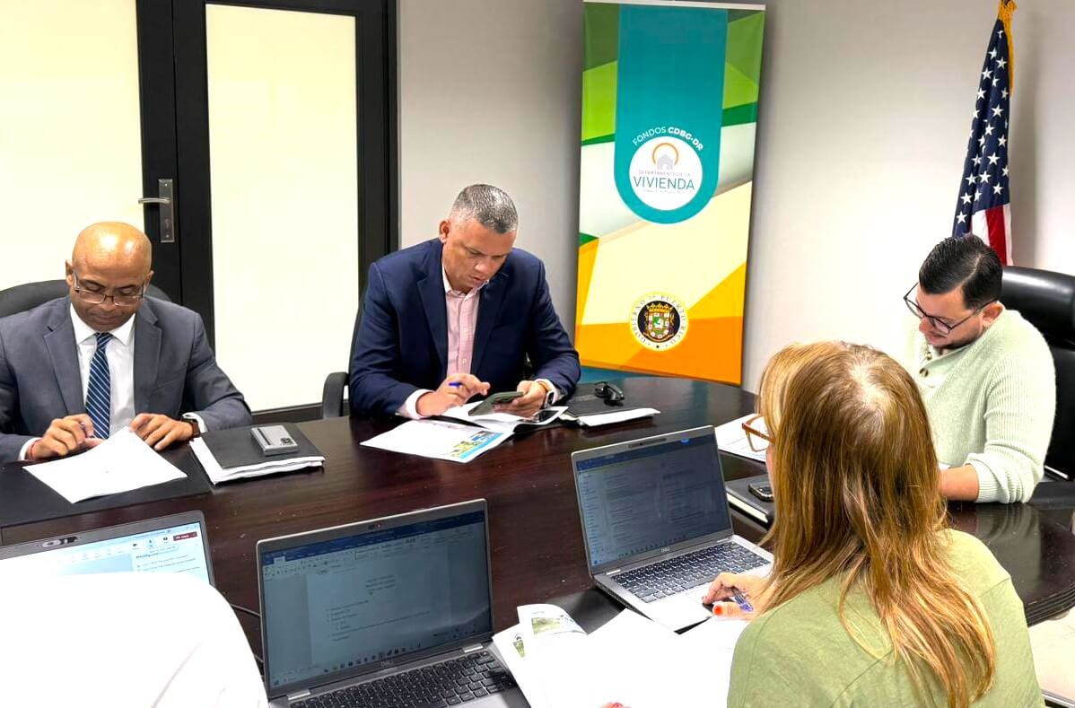 Alcalde de Guánica visita el Departamento de la Vivienda para importante reunión Foto 2