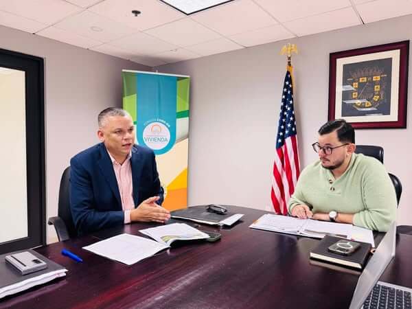 Alcalde de Guánica visita el Departamento de la Vivienda para importante reunión Foto 3