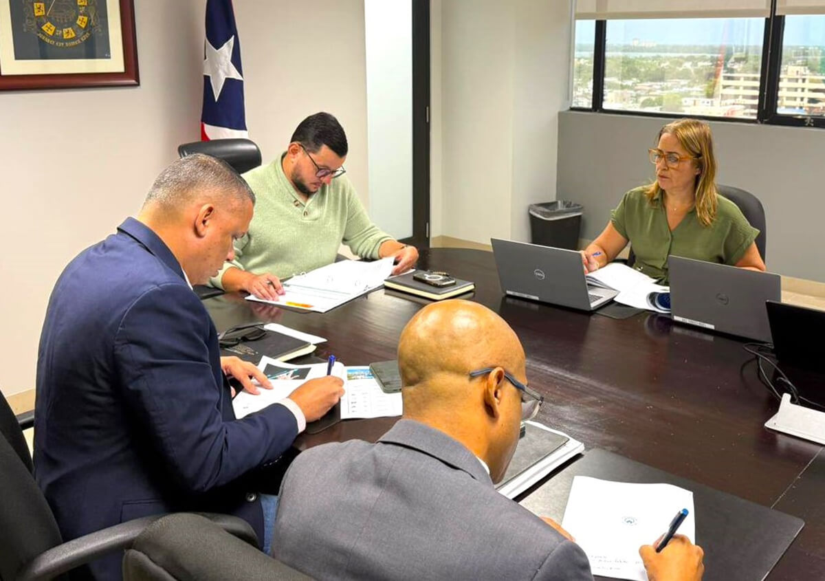 Alcalde de Guánica visita el Departamento de la Vivienda para importante reunión Foto 1