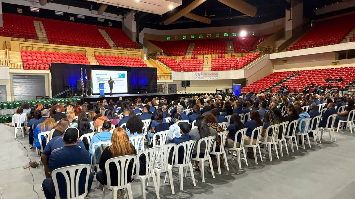 Foto de personas sentadas atendiendo al adiestramiento.