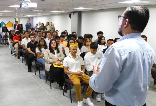 Omar Figueroa in front of all the young people who showed up for the activity.