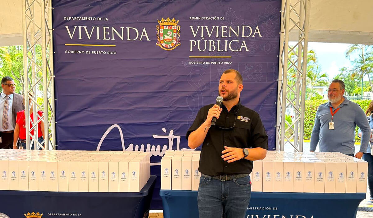 Rosario Hernández on stage speaking into the microphone.