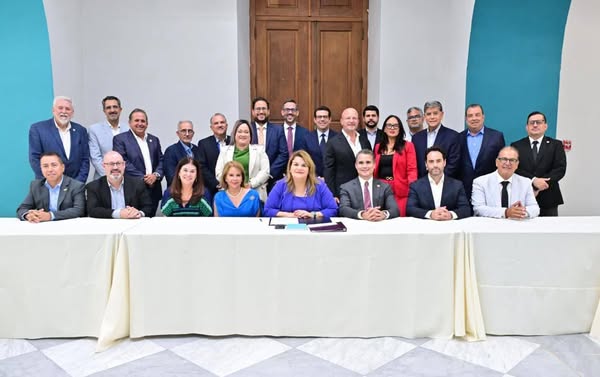 Photo of Governor Jenniffer González Colón with agency leaders.