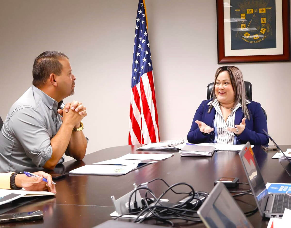 Ciary Pérez Peña and Eric Bachier Román sitting and talking at the meeting.