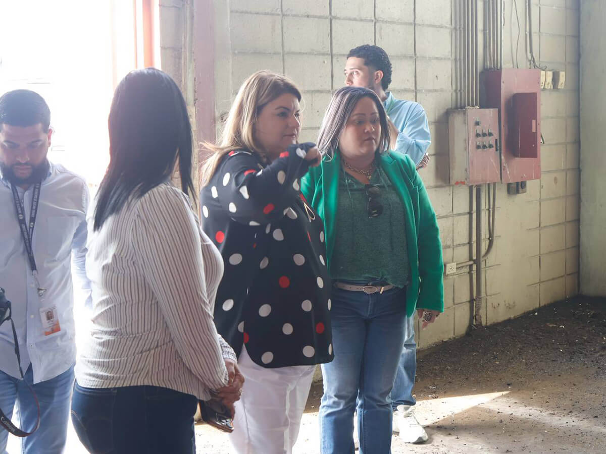 Governor Jenniffer González Colón and the Secretary of the Department of Housing, Ciary Pérez Peña, along with three people.