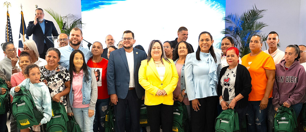 Rosachely Rivera Santana, Ciary Pérez Peña and Juan A. Rosario Hernández along with all the people who attended the activity.