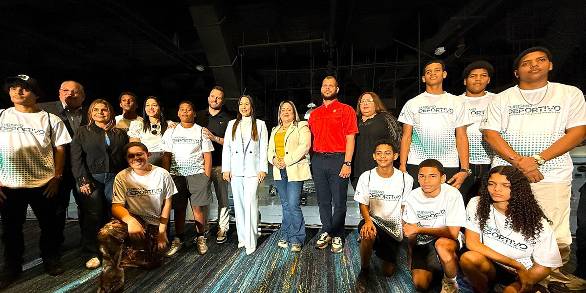 Ciary Pérez Peña, Juan A. Rosario, Willianette Robles Cancel and José Juan Barea along with other people who attended the event.