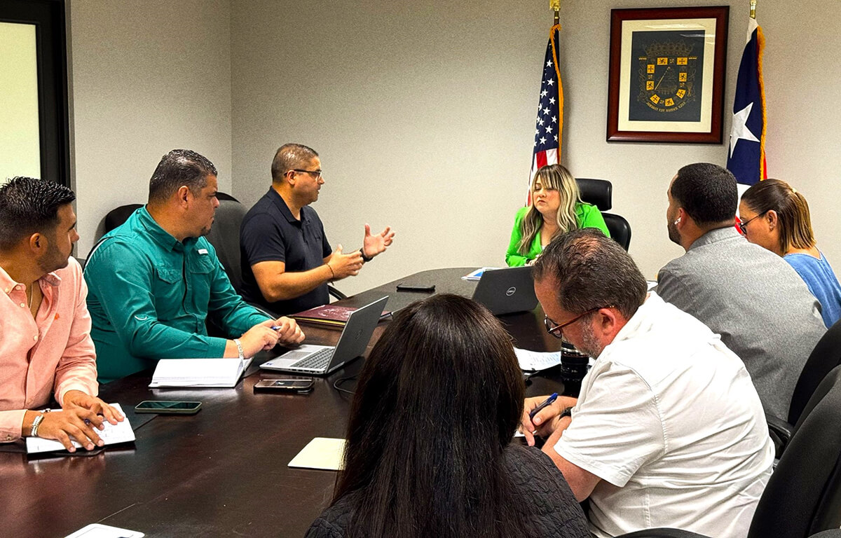 Ciary Pérez Peña and her team meeting with the mayor of Naranjito.