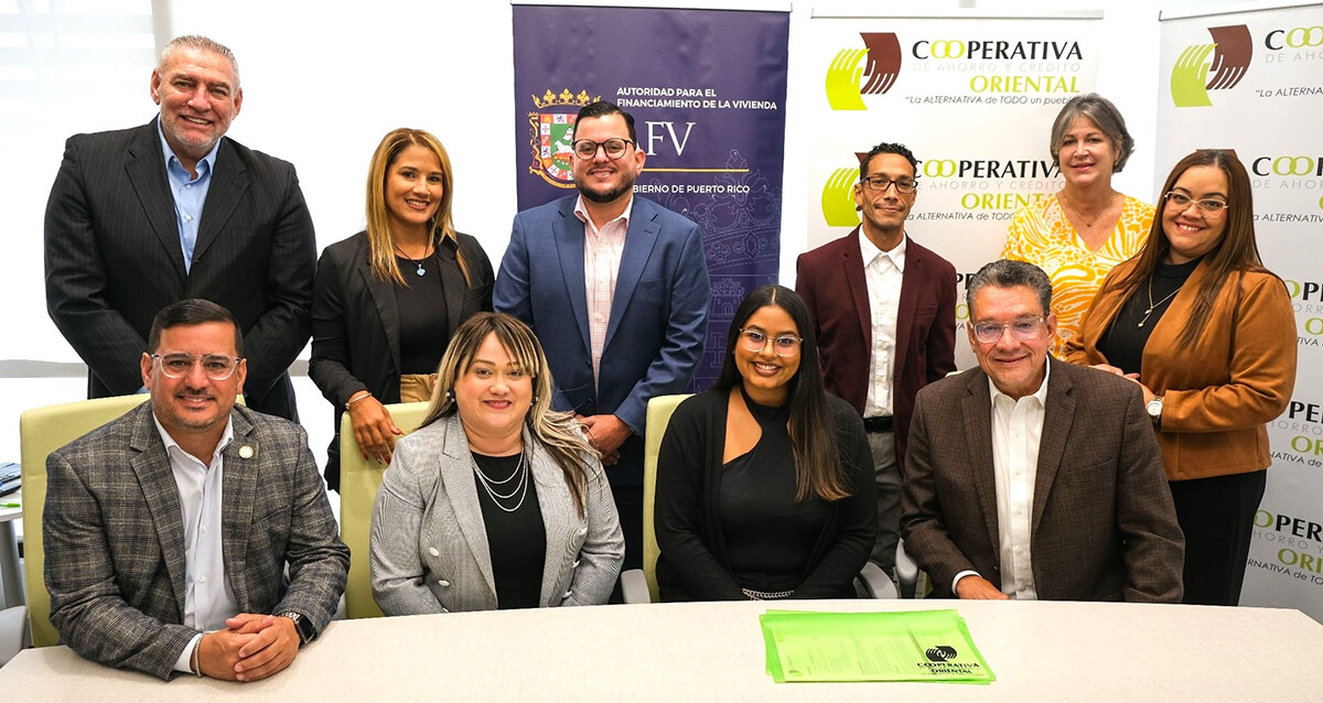 Photo of the people who attended the signing of the deeds, including Ciary Pérez Peña, Attorney Omar Figueroa, and Ricardo Álvarez, along with Gloriel Soto Maldonado.