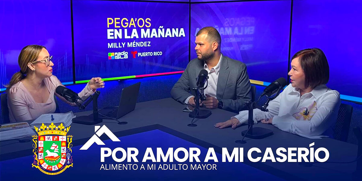 Milly Méndez dirigiendose a Juan A. Rosario Hernández y Juan A. Rosario Hernández mientras participan en el programa.