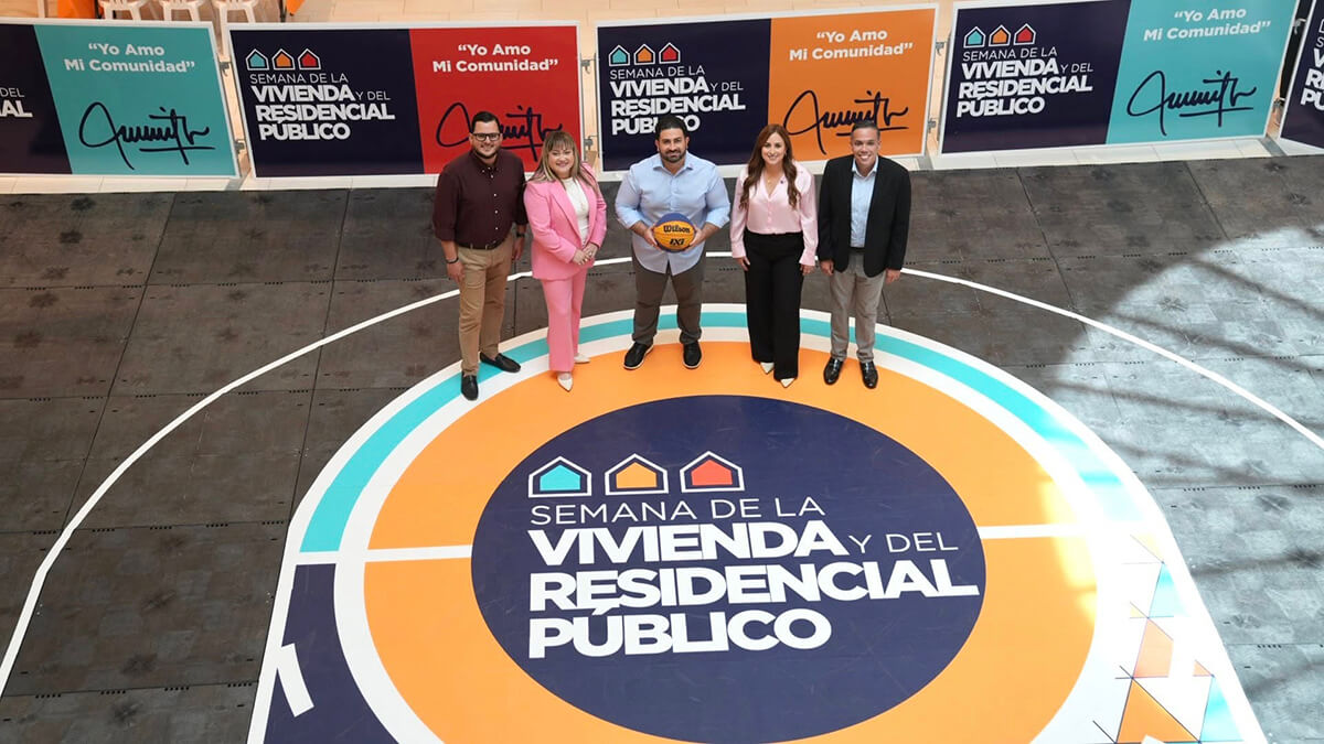 Foto en actividad de Semana de la Vivienda y el Residencial Público, se encuentran José Yovín Vargas y Ciary Pérez junto a 3 personas.