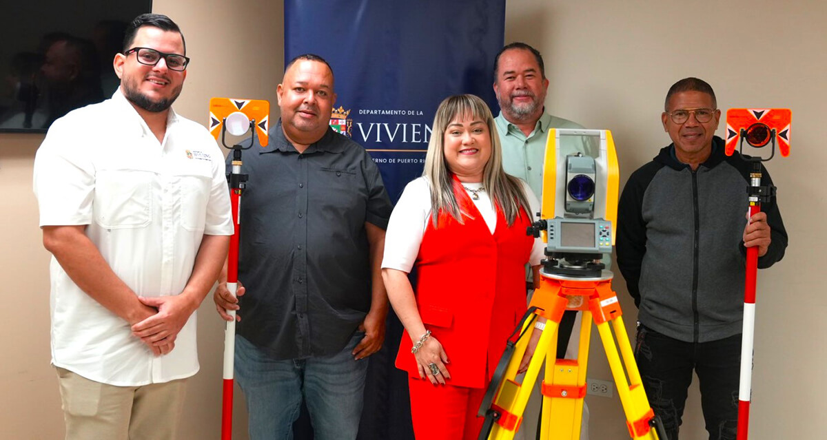 Foto de la secretaria del Departamento de la Vivienda, Ciary Pérez Peña, junto al subsecretario, Lcdo. Omar Figueroa Vázquez, y el secretario auxiliar de Gerencia y Desarrollo de Proyectos, José Carlos Collazo.