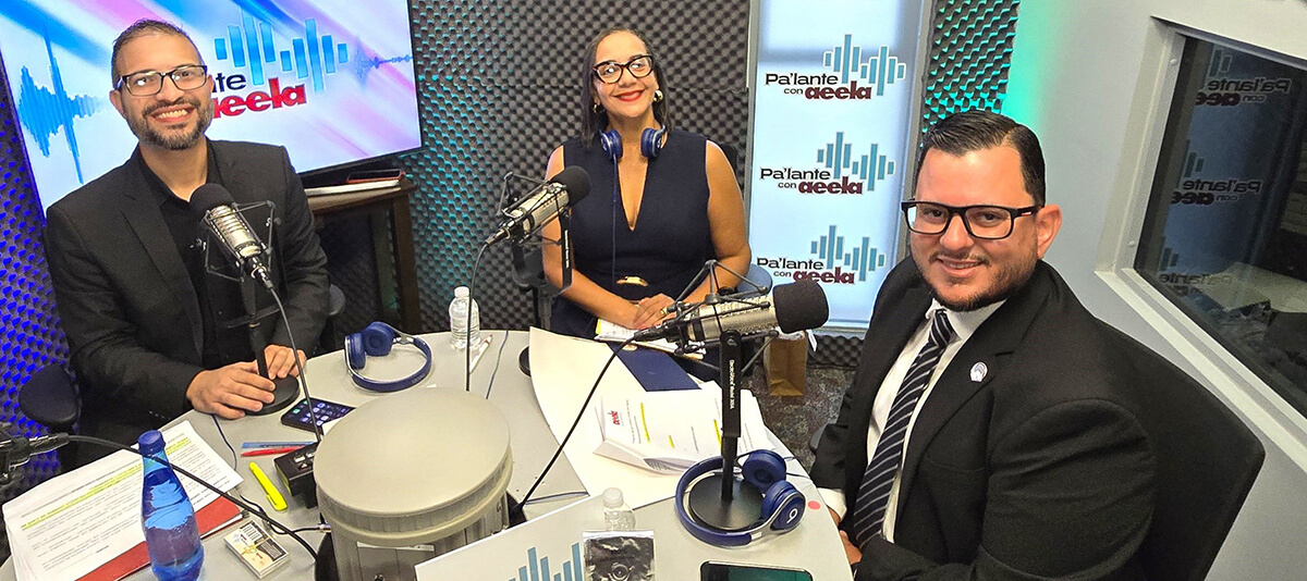 Foto de el subsecretario del Departamento de la Vivienda, Lcdo. Omar Figuera junto a Sr. Luis Villar y la Sra. Johana Millán.