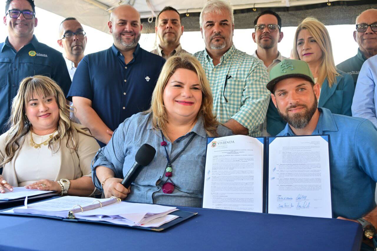 Governor Jenniffer González Colón and the Secretary of the Department of Housing, Ciary Pérez Peña, together with a citizen upholding the signed agreement.
