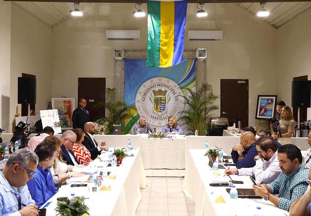 Secretary Ciary Pérez Peña with Governor Jenniffer González Colón and several agency heads.