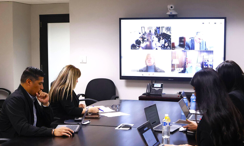 Ciary Pérez Peña y su equipo de trabajo, en una reunión vía teleconferencia con funcionarios del Departamento de Vivienda Federal (HUD).