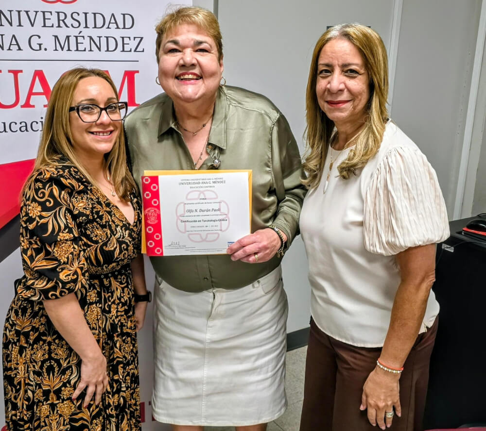 La compañera Olfa Durán Paoli junto a un grupo de profesionales de diversas agencias públicas