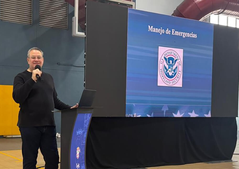 Persona hablando por el microfono.