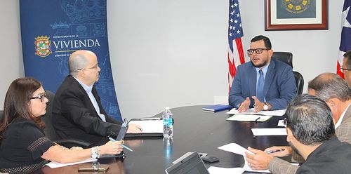 Lcdo. Omar Figueroa junto con parte del equipo de la agencia.