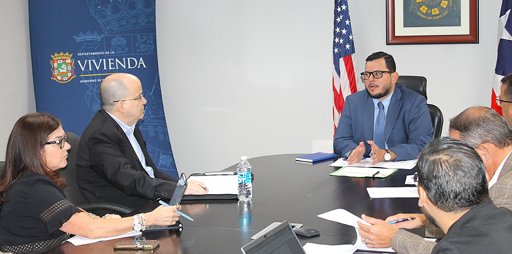 Lcdo. Omar Figueroa junto con parte del equipo de la agencia.