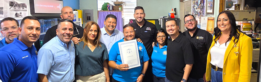 Fotos de las personas que asistieron a la entrega del título de propiedad.