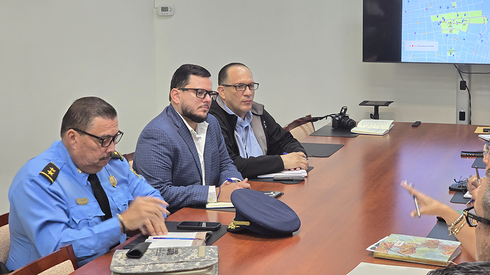 Omar Figueroa Vázquez junto a Sr. Daniel Paneto y el comisionado de la policía municipal.