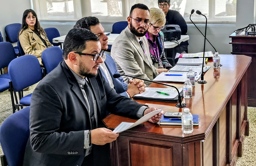 Omar Figueroa Vázquez junto a los representantes de la Asociación de Alcaldes y abogados del Departamentos de Justicia.