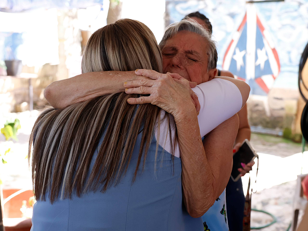 Ciary Pérez Peña abrazando a doña Ramona.
