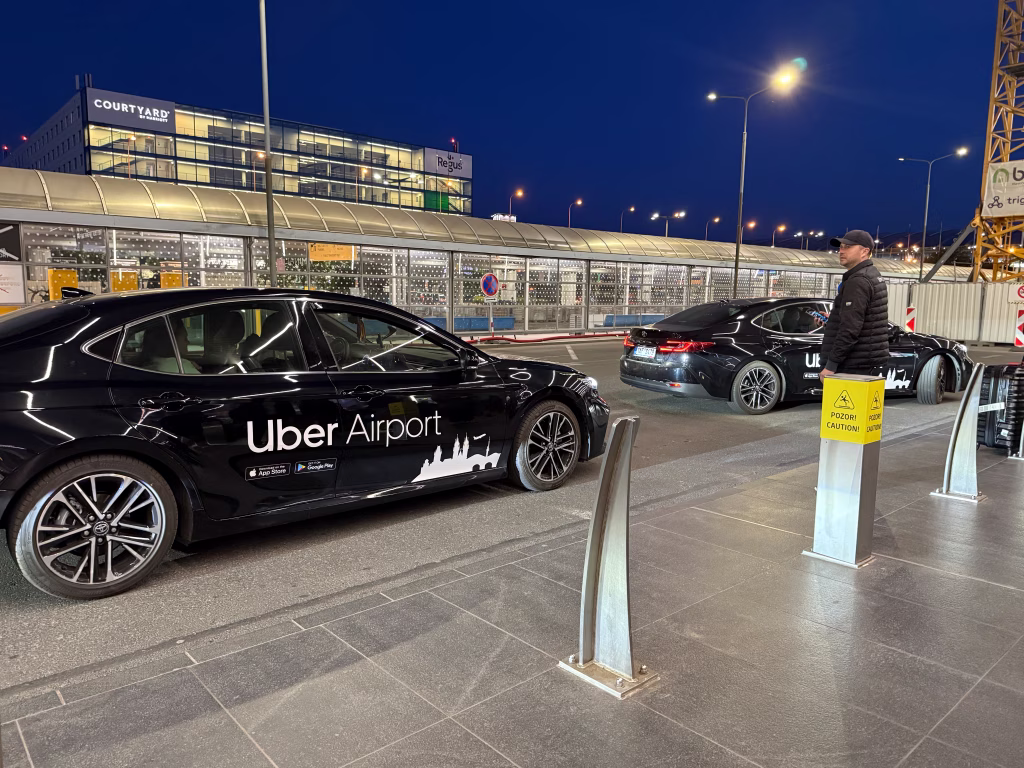 Los coches del aeropuerto de Uber se alinearon frente a la Terminal 1 del aeropuerto de Praga.
