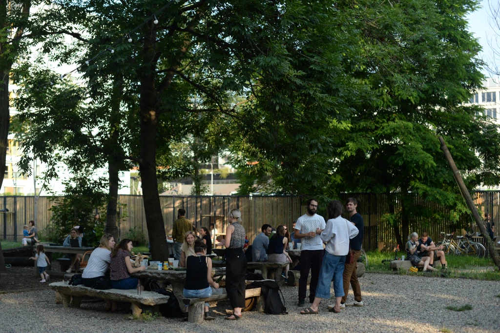 Enjoy drinks and concerts by the Vltava river in Pristav 18600.
