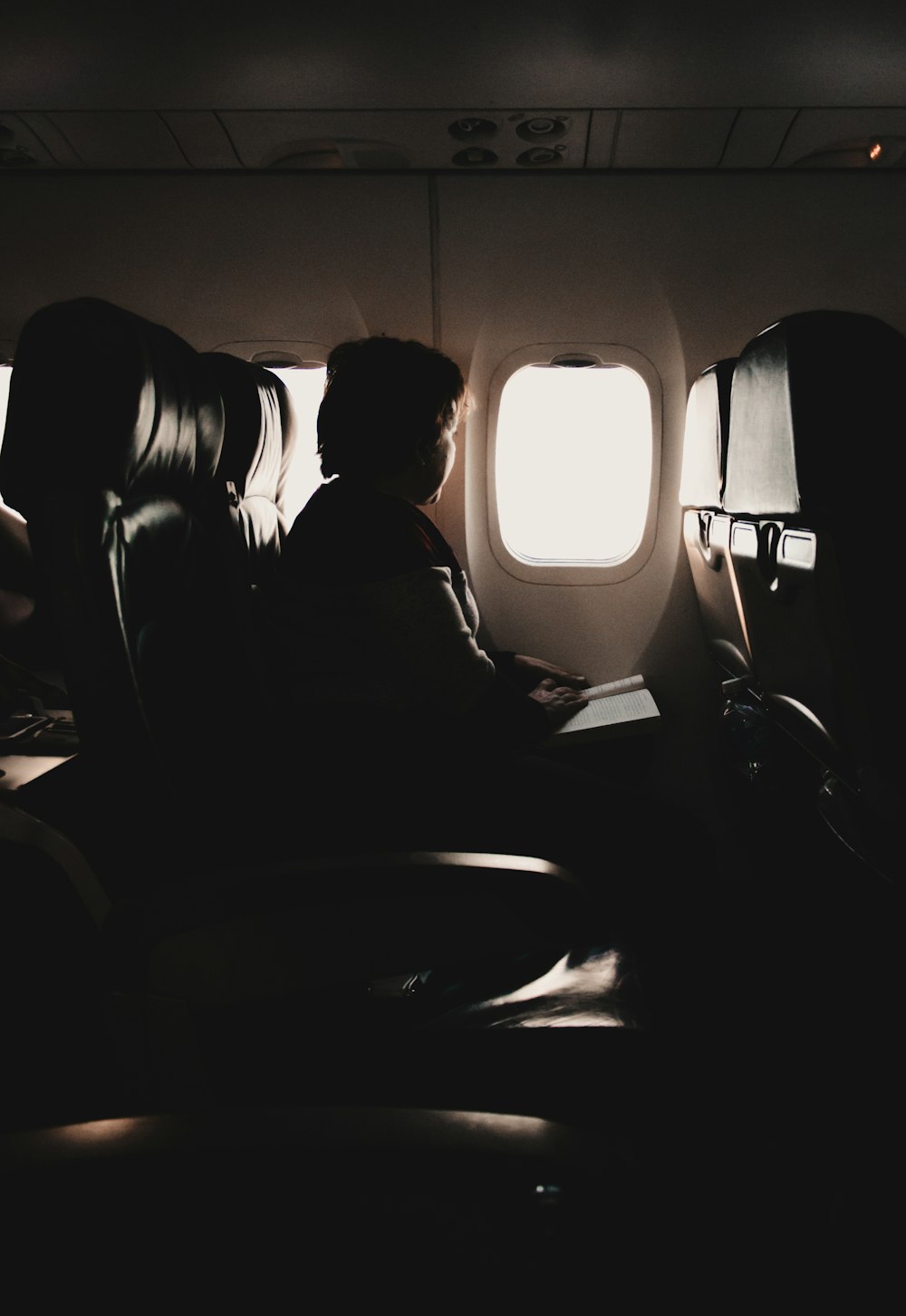 niños viajando solos en avión