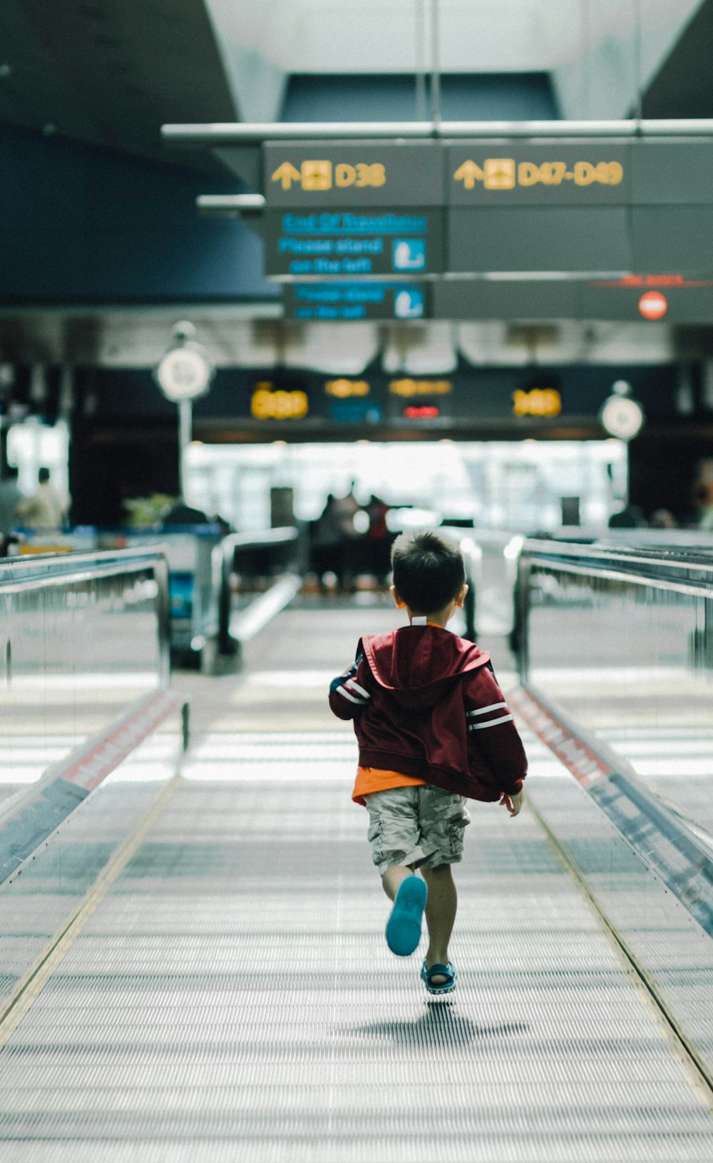 niños viajando solos en avión