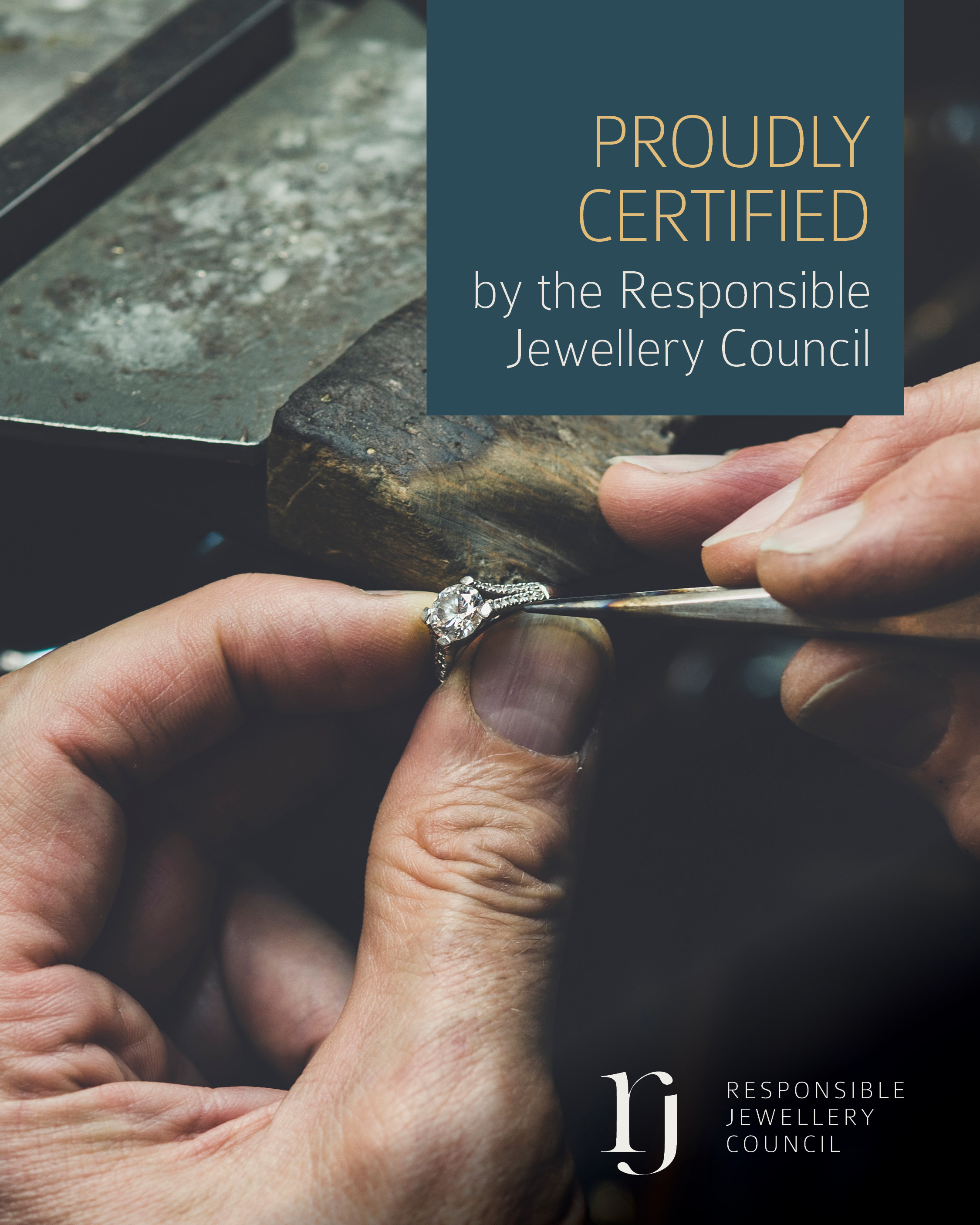 Nahaufnahme einer Hand, die einen Diamantring mit einer Pinzette bearbeitet, mit Text 'Proudly Certified by the Responsible Jewellery Council'.