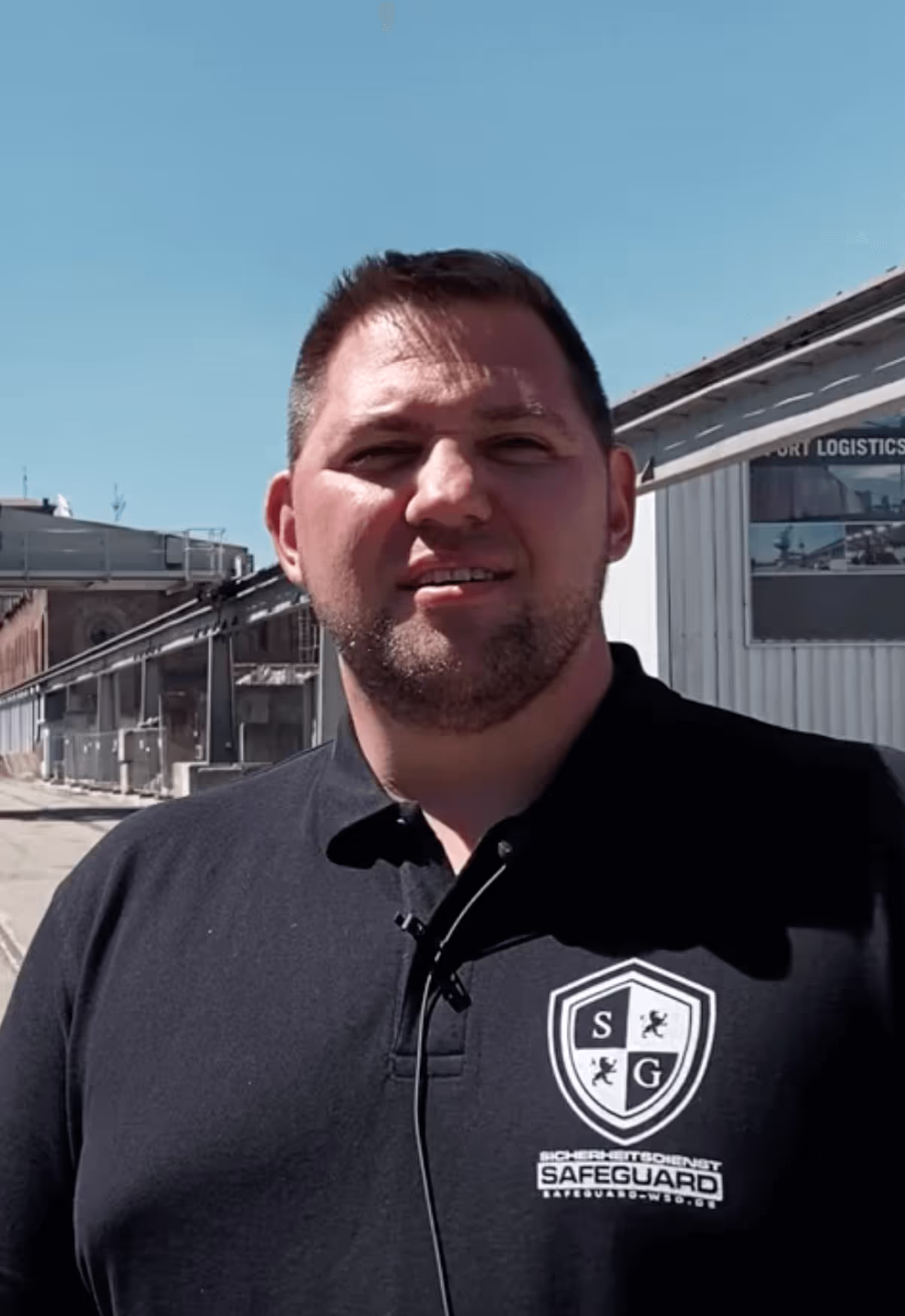 Mann im schwarzen Poloshirt – Erfahrungsbericht zu seiner Asconda-Investition