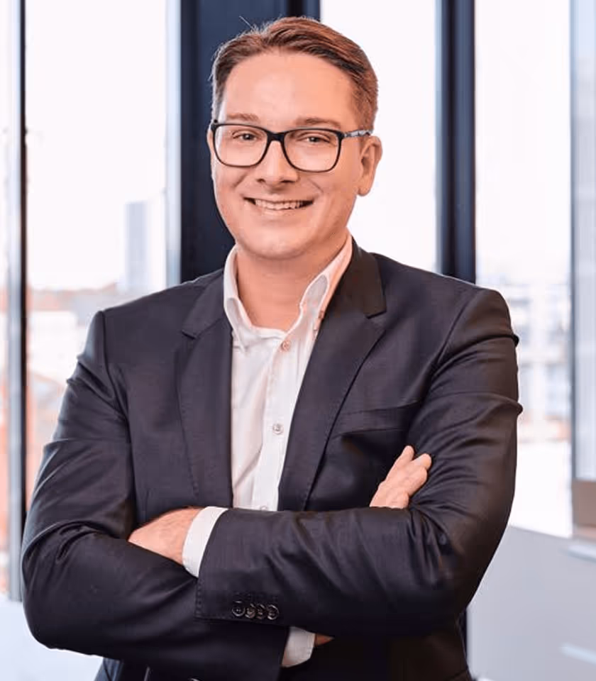 Asconda-Berater mit verschränkten Armen – Ansprechpartner für individuelle Fragen