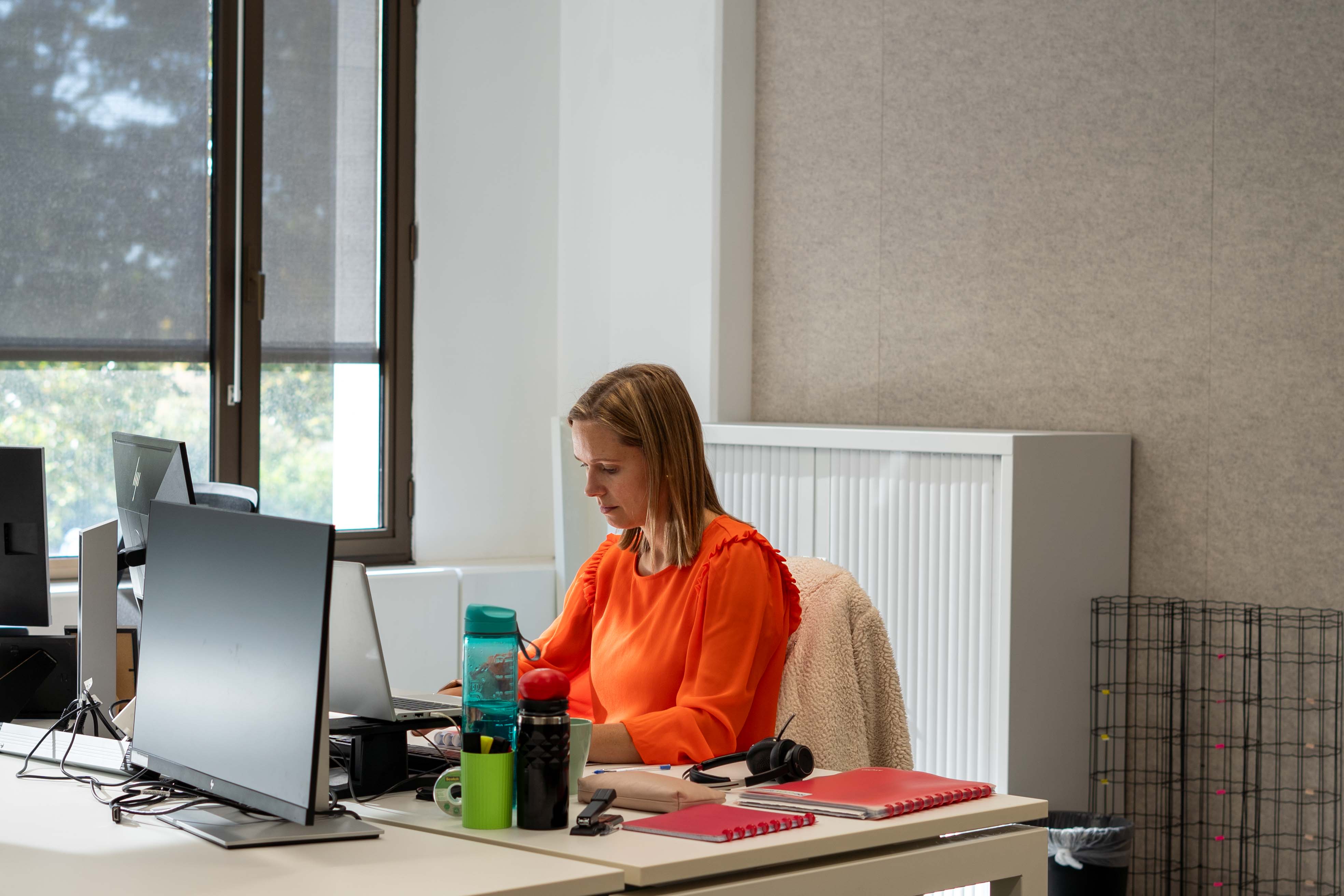 Senior Recruiter die werkt aan haar bureau op kantoor.