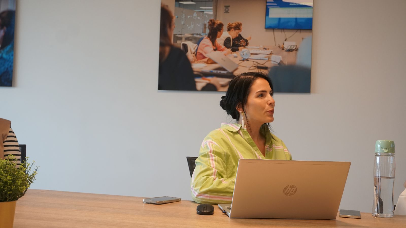 Vrouwelijke office manager van Recrewtment in meeting op hoofdkantoor. 