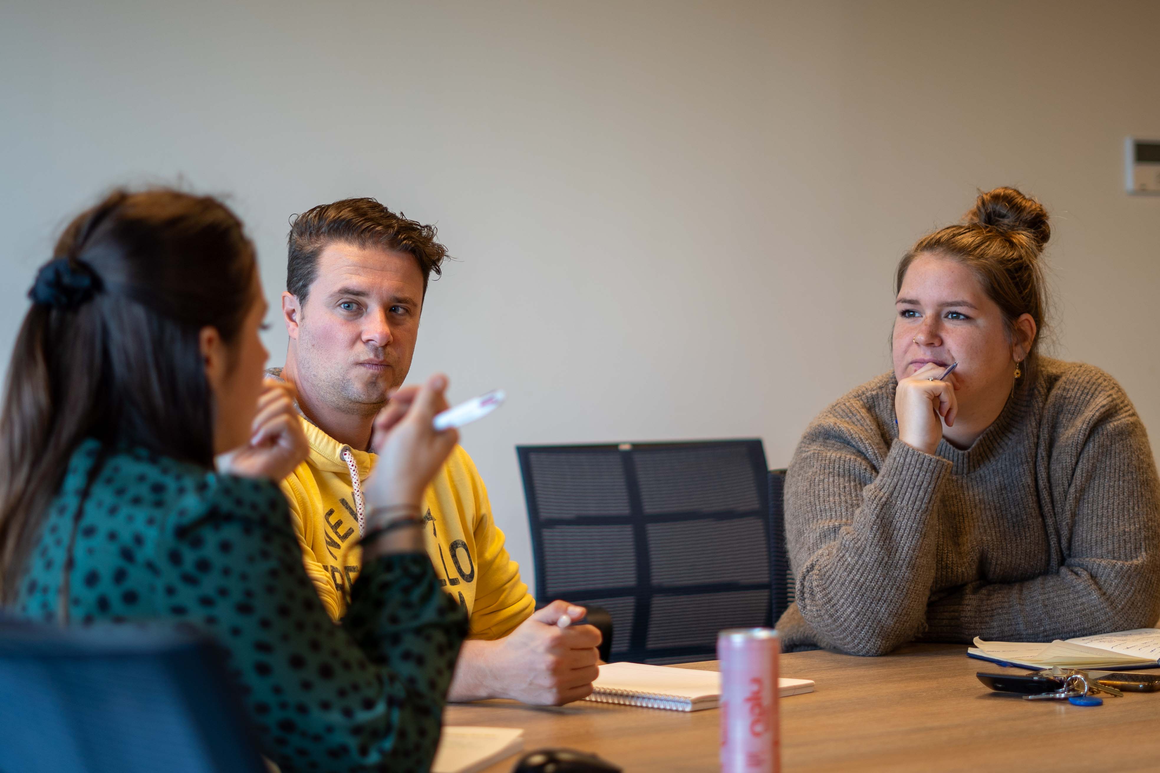 Team recruiters zit te vergaderen in vergaderzaal.