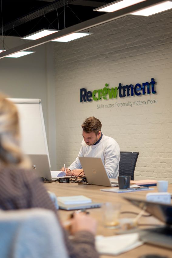 Foto van een Recruiter in tijdens een meeting op kantoor.