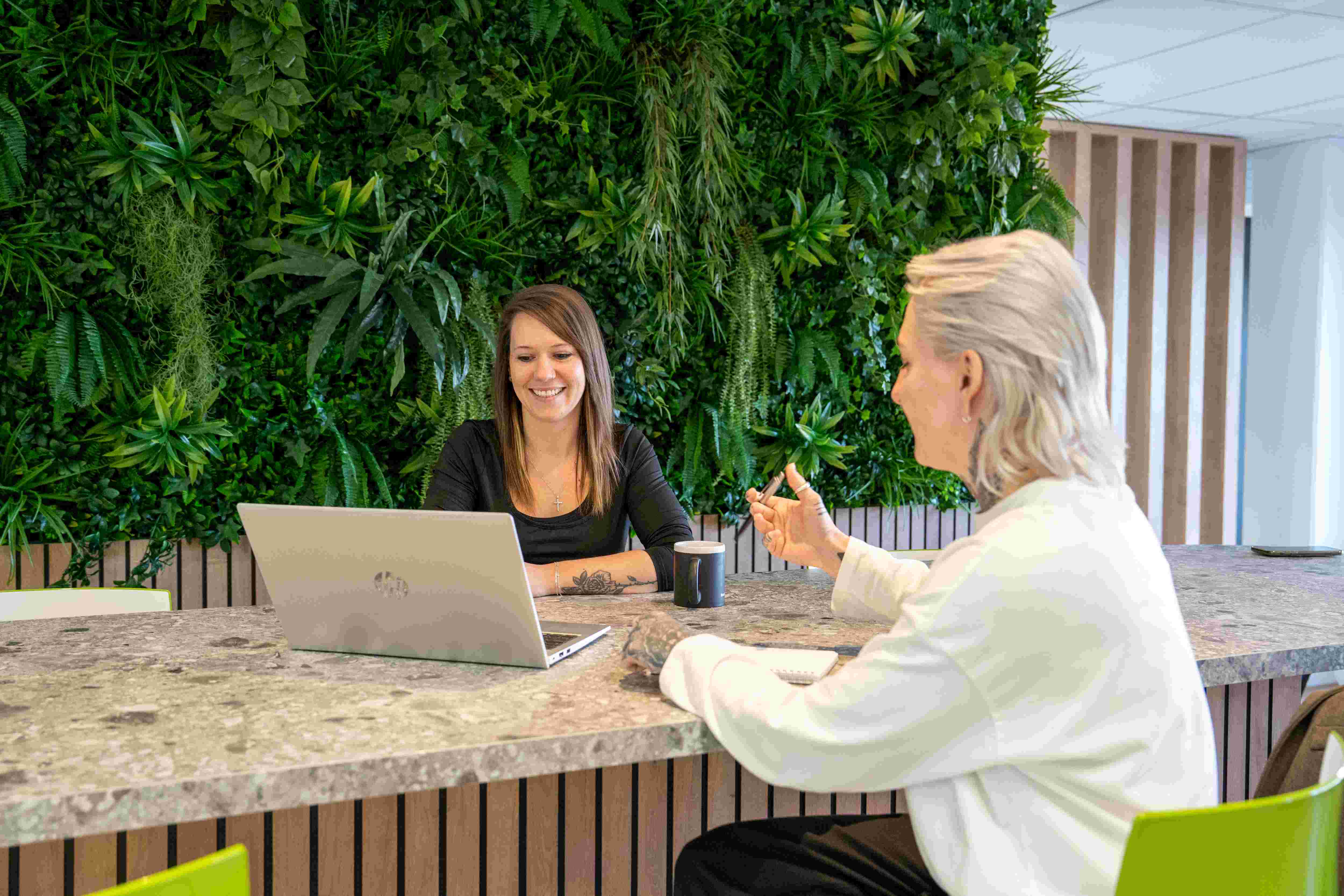 Vrouwelijke office manager van Recrewtment in meeting op hoofdkantoor.