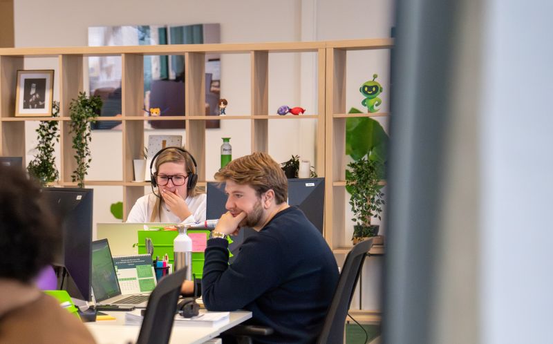 Vrouwelijke office manager en mannelijke recruiter werken aan hun bureau